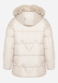 Born2be - Jasnoszara Pikowana Kurtka z Kapturem z Futerkiem Tevea. Okazja: na spotkanie biznesowe, do pracy, na spacer. Typ kołnierza: kaptur. Kolekcja: plus size. Kolor: szary. Materiał: futro. Styl: biznesowy, klasyczny, elegancki #4