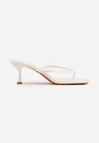 Born2be - Białe Klapki Japonki na Obcasie Typu Kaczuszka Livnara. Okazja: na co dzień. Kolor: biały. Materiał: len. Obcas: na obcasie. Styl: casual, elegancki. Wysokość obcasa: średni #2