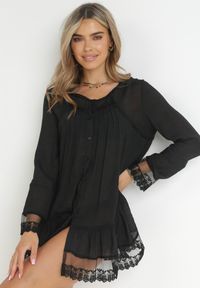 Born2be - Czarna Tunika z Koronkową Falbanką Tunlia. Typ kołnierza: kołnierz z falbankami. Kolor: czarny. Materiał: koronka. Wzór: aplikacja. Styl: elegancki #3