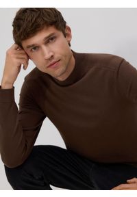 Reserved - Sweter z wiskozą - brązowy. Kolor: brązowy. Materiał: wiskoza