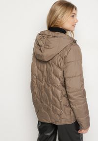 Born2be - Brązowa Pikowana Kurtka Przejściowa o Klasycznym Kroju z Kapturem Tavitte. Okazja: na spacer, na co dzień. Typ kołnierza: kaptur. Kolekcja: plus size. Kolor: brązowy. Materiał: poliester, jeans. Wzór: aplikacja. Styl: klasyczny #7