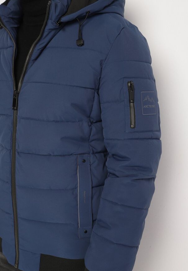 Born2be - Granatowa Pikowana Kurtka z Odpinanym Kapturem i Kieszeniami Savantria. Okazja: na co dzień. Kolor: niebieski. Materiał: jeans. Długość rękawa: długi rękaw. Długość: długie. Styl: elegancki, casual
