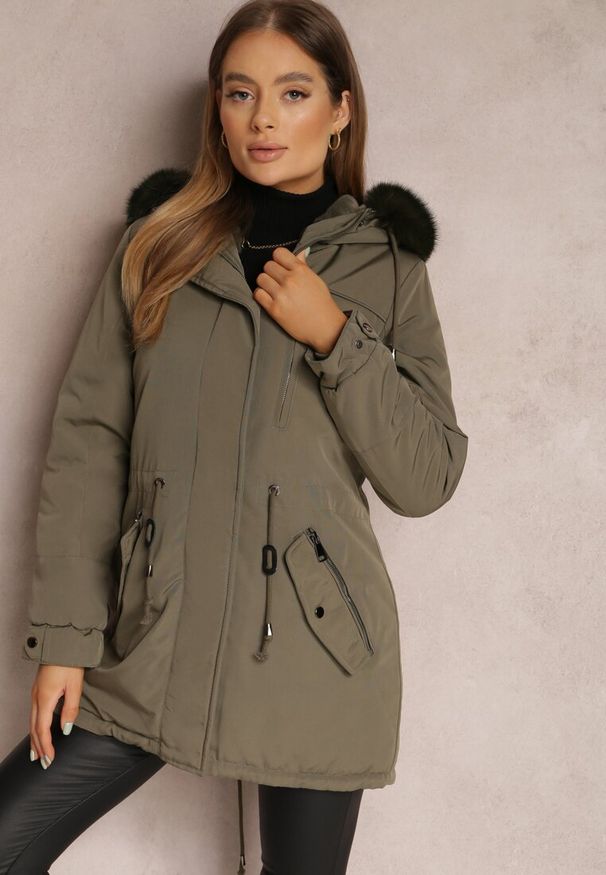 Renee - Ciemnozielona Kurtka Parka z Kapturem z Futerkiem Jossie. Okazja: na co dzień. Typ kołnierza: kaptur. Kolor: zielony. Materiał: futro. Styl: klasyczny, casual, elegancki