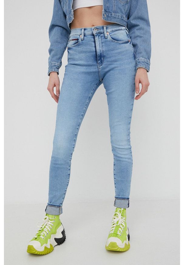 Tommy Jeans jeansy SYLVIA BF1232 DW0DW12408.PPYY damskie high waist. Stan: podwyższony. Kolor: niebieski