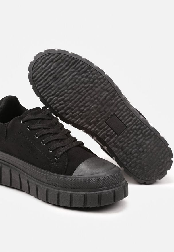 Born2be - Czarne Sneakersy Vices na Grubej Tłoczonej Podeszwie z Perforacją Lealita. Okazja: na co dzień. Kolor: czarny. Materiał: jeans. Szerokość cholewki: normalna