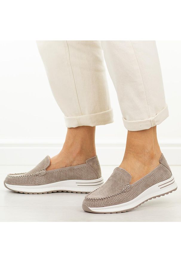 Fango ażurowe skórzane mokasyny damskie Jezzi 9793. Okazja: na spacer, na co dzień. Nosek buta: okrągły. Zapięcie: bez zapięcia. Kolor: brązowy. Szerokość cholewki: normalna. Wzór: ażurowy. Materiał: skóra. Sezon: wiosna, jesień, lato. Styl: casual, elegancki, klasyczny