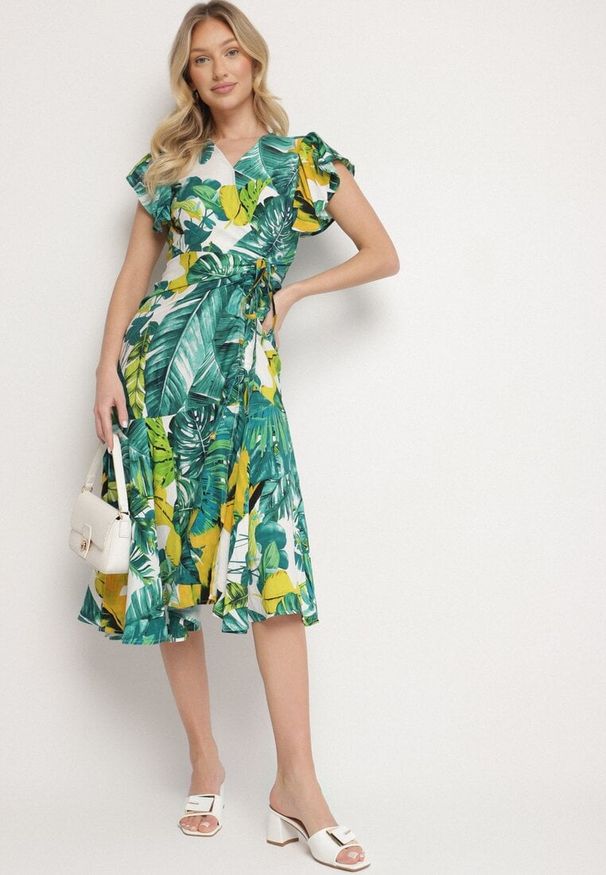 Born2be - Zielona Rozkloszowana Sukienka z Wiązaniem w Roślinny Wzór Janitaie. Okazja: na co dzień. Typ kołnierza: dekolt w serek. Kolor: zielony. Materiał: jeans. Długość rękawa: krótki rękaw. Styl: casual, elegancki, klasyczny
