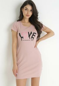 Born2be - Różowa Bawełniana Sukienka T-shirtowa z Napisem Avera. Kolor: różowy. Materiał: bawełna. Długość rękawa: krótki rękaw. Wzór: napisy