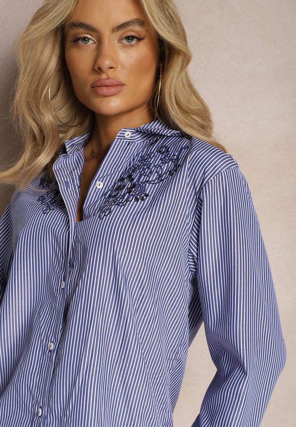 Renee - Granatowa Koszula Ozdobiona Ażurowym Haftem w Paski Ralline. Okazja: na co dzień, do pracy. Kolor: niebieski. Materiał: jeans. Wzór: haft, paski, ażurowy, aplikacja. Sezon: lato. Styl: casual, elegancki
