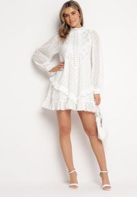 Born2be - Biała Trapezowa Sukienka Mini z Ażurowym Wzorem i Falbankami Virenia. Typ kołnierza: kołnierz z falbankami. Kolor: biały. Wzór: ażurowy. Typ sukienki: trapezowe. Długość: mini #5
