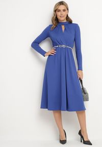 Born2be - Niebieska Rozkloszowana Sukienka z Ozdobnym Wycięciem i Usztywnioną Linią Ramion Rivfedi. Okazja: na co dzień, na imprezę. Kolor: niebieski. Długość rękawa: długi rękaw. Typ sukienki: proste. Styl: casual, elegancki #6