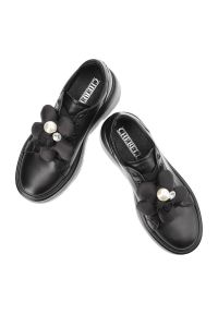 CheBello - Czarne Modne Sneakersy Chebello Eleganckie Obuwie Na Platformie. Okazja: na co dzień. Kolor: czarny. Materiał: jeans, skóra. Wzór: gładki, kwiaty, aplikacja. Obcas: na platformie. Sport: turystyka piesza