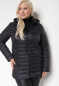 Born2be - Czarna Pikowana Kurtka o Prostym Kroju z Odpinanym Kapturem i Kieszeniami Pretiel. Okazja: na co dzień. Kolekcja: plus size. Kolor: czarny. Materiał: jeans. Styl: sportowy, casual #7
