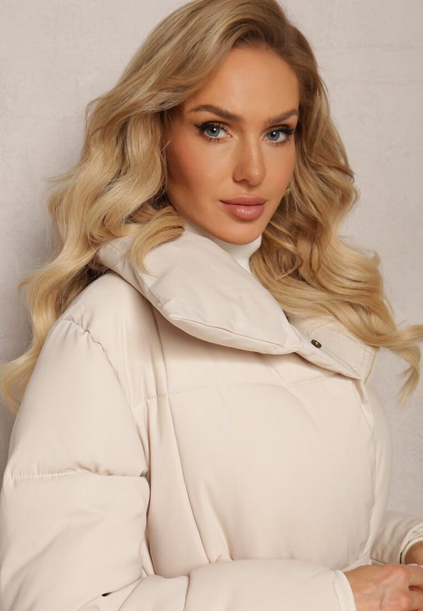Renee - Jasnobeżowa Długa Kurtka Pikowana Płaszcz z Paskiem Adellesstta. Kolor: beżowy. Długość: długie. Wzór: aplikacja. Styl: elegancki