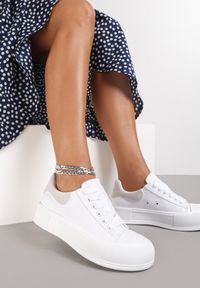 Renee - Białe Trampki Daintho. Nosek buta: okrągły. Kolor: biały. Materiał: guma, jeans, materiał. Szerokość cholewki: normalna #1