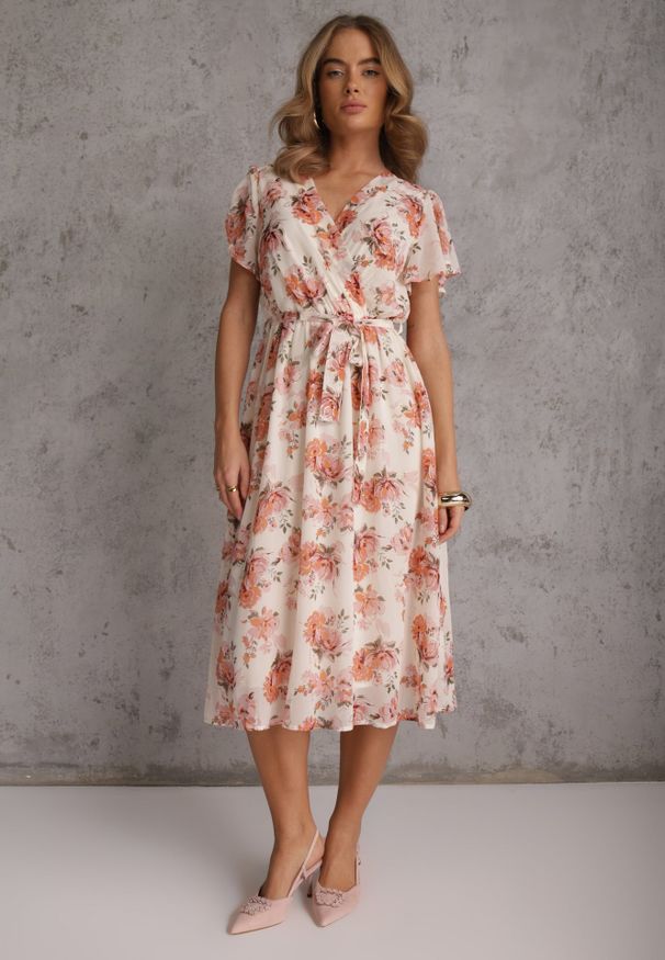 Renee - Różowa Kopertowa Sukienka z Wiązaniem w Talii Zdobiona Brokatem Plumse. Okazja: na randkę. Kolor: różowy. Wzór: aplikacja. Sezon: lato. Typ sukienki: kopertowe. Styl: glamour