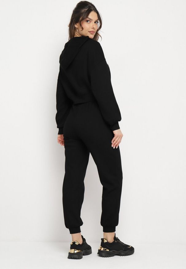 Born2be - Czarny Komplet Dresowy Bluza z Kapturem i Spodnie Joggery Famiana. Kolor: czarny. Materiał: dresówka