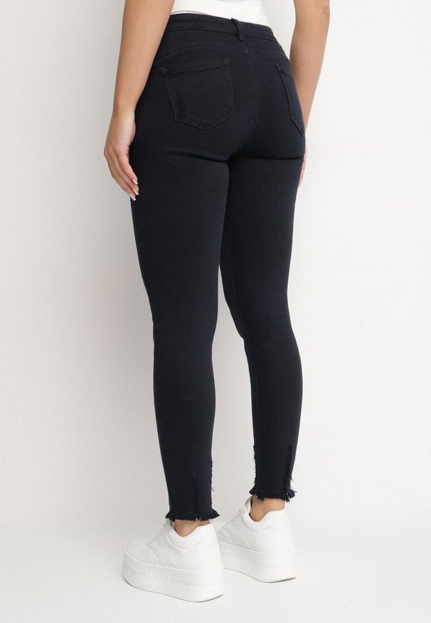 Born2be - Granatowe Jeansy o Dopasowanym Kroju z Przetarciami u Dołu Sonariea. Okazja: na co dzień. Kolor: niebieski. Wzór: aplikacja. Styl: elegancki, casual
