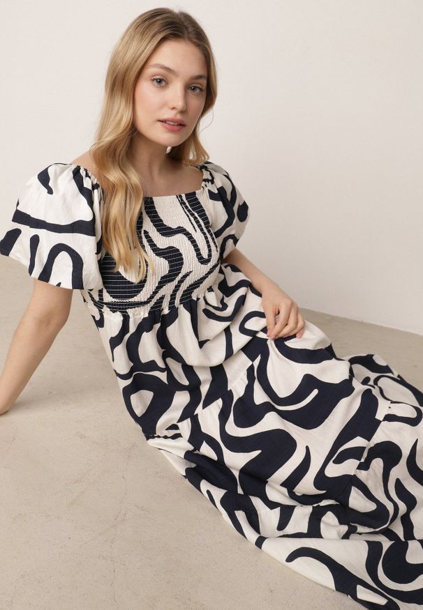 Born2be - Granatowa Wiskozowa Sukienka z Bufiastymi Rękawami w Abstrakcyjny Wzór Tibee. Okazja: na co dzień. Kolor: niebieski. Materiał: wiskoza. Wzór: nadruk. Typ sukienki: proste. Styl: wakacyjny, casual, elegancki