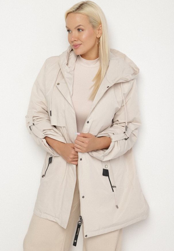 Born2be - Jasnobeżowa Kurtka Typu Parka z Kapturem i Podpinanymi Rękawami Falunea. Okazja: na co dzień, na spacer. Typ kołnierza: kaptur. Kolekcja: plus size. Kolor: beżowy. Materiał: jeans. Styl: casual, sportowy, klasyczny, elegancki