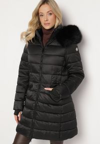 Born2be - Czarna Kurtka Pikowana o Długim Fasonie z Odpinanym Kapturem i Futerkiem Deliora. Okazja: na co dzień. Kolor: czarny. Materiał: futro. Długość: długie. Wzór: aplikacja. Styl: klasyczny, casual, elegancki #1