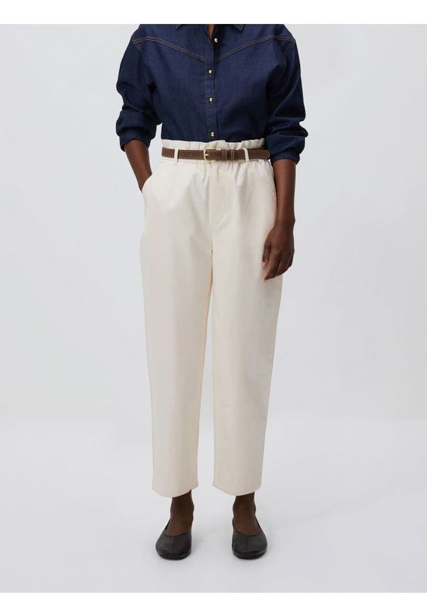 Reserved - Spodnie chino z paskiem - kremowy. Kolor: kremowy. Materiał: tkanina, bawełna. Styl: klasyczny