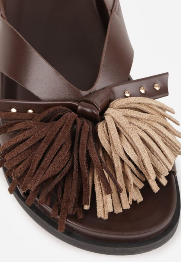 Renee - Ciemnobrązowe Sandały VICES z Frędzlami z Przodu Callane. Zapięcie: sprzączka. Kolor: brązowy. Materiał: jeans