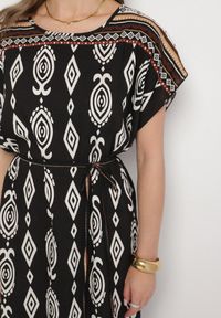 Born2be - Czarna Pudełkowa Sukienka z Wiskozy w Etniczny Wzór Mirosela. Okazja: na co dzień. Kolor: czarny. Materiał: wiskoza. Długość rękawa: krótki rękaw. Styl: elegancki, casual, klasyczny #3