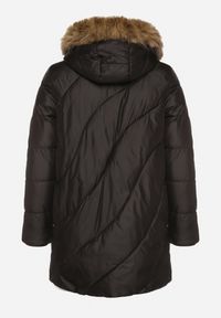 Born2be - Czarna Kurtka z Asymetrycznym Pikowaniem i Kapturem z Futerkiem Ruvita. Okazja: na co dzień. Typ kołnierza: golf. Kolekcja: plus size. Kolor: czarny. Materiał: futro. Styl: casual #6