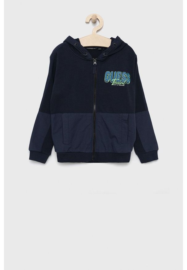 Guess bluza bawełniana dziecięca kolor granatowy z kapturem z nadrukiem. Okazja: na co dzień. Typ kołnierza: kaptur. Kolor: niebieski. Materiał: bawełna. Wzór: nadruk. Styl: casual
