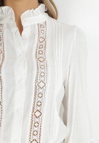 Born2be - Biała Koszula ze Stójką i Koronką Argochis. Typ kołnierza: kołnierzyk stójkowy. Kolor: biały. Materiał: koronka. Wzór: koronka #5