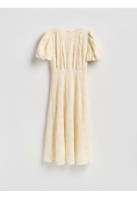 Reserved - Sukienka z ozdobnym haftem - kremowy. Kolor: kremowy. Materiał: wiskoza, bawełna, tkanina. Wzór: haft. Typ sukienki: proste #1