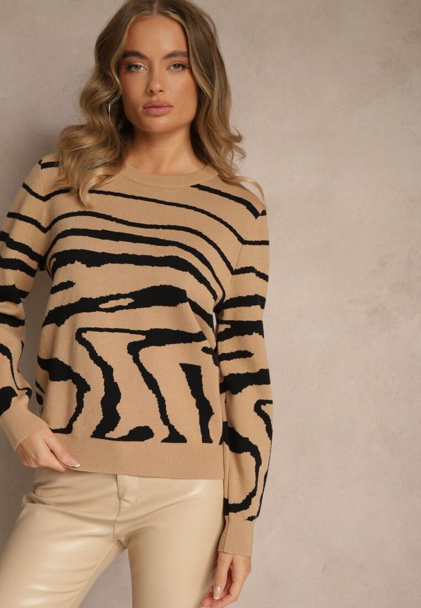 Renee - Ciemnobeżowy Klasyczny Sweter w Zebrę Unarella. Okazja: na co dzień. Kolor: beżowy. Wzór: motyw zwierzęcy. Styl: klasyczny