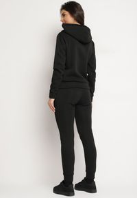 Born2be - Czarny Bawełniany Komplet Dresowy Ocieplany Bluza i Spodnie Sevizelle. Kolor: czarny. Materiał: dresówka, bawełna. Wzór: aplikacja, nadruk