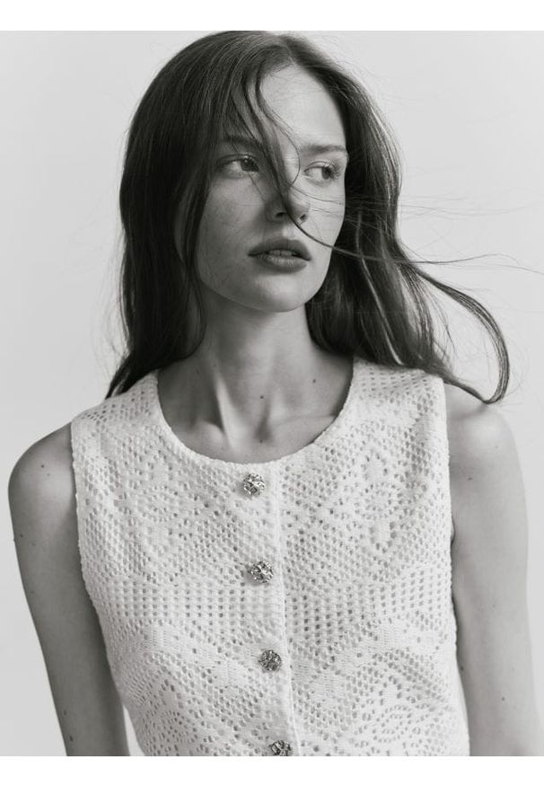 Reserved - Kamizelka z ozdobnymi guzikami - kremowy. Kolor: kremowy. Materiał: bawełna, dzianina