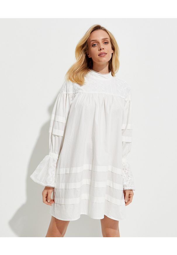 ONETEASPOON - Biała koronkowa sukienka mini. Kolor: biały. Materiał: koronka. Długość rękawa: długi rękaw. Wzór: ażurowy, koronka. Długość: mini