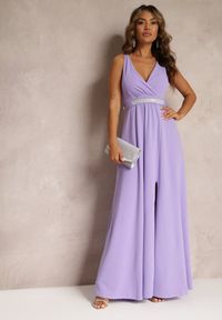 Renee - Jasnofioletowa Rozkloszowana Sukienka z Wycięciem i Paskiem w Cyrkonie Elineta. Kolor: fioletowy. Materiał: materiał. Styl: elegancki
