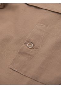 Ombre Clothing - Koszula męska lniana z klasycznym kołnierzykiem i kieszeniami REGULAR FIT – jasnobrązowa V7 - Rozmiar: XXL. Okazja: na co dzień. Typ kołnierza: kołnierzyk klasyczny. Kolor: brązowy. Materiał: len. Długość: długie. Wzór: aplikacja. Sezon: wiosna, lato. Styl: klasyczny #11
