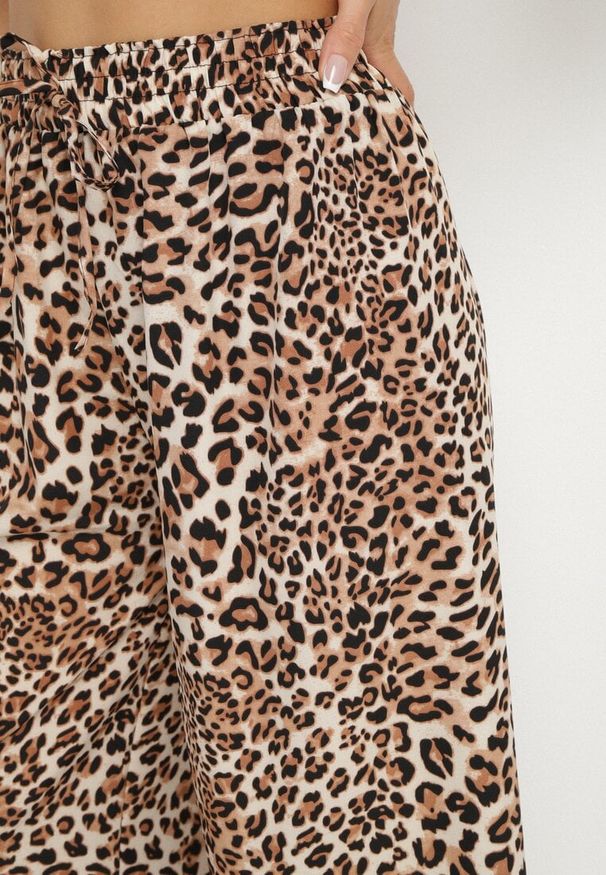 Born2be - Beżowo-Brązowe Spodnie o Szerokim Kroju z Gumką w Talii w Panterkę Filassena. Okazja: na co dzień. Kolor: beżowy. Wzór: motyw zwierzęcy. Styl: casual, elegancki