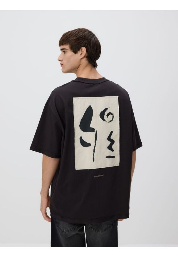 Reserved - T-shirt boxy z nadrukiem na plecach - czarny. Kolor: czarny. Materiał: dzianina, bawełna. Wzór: nadruk