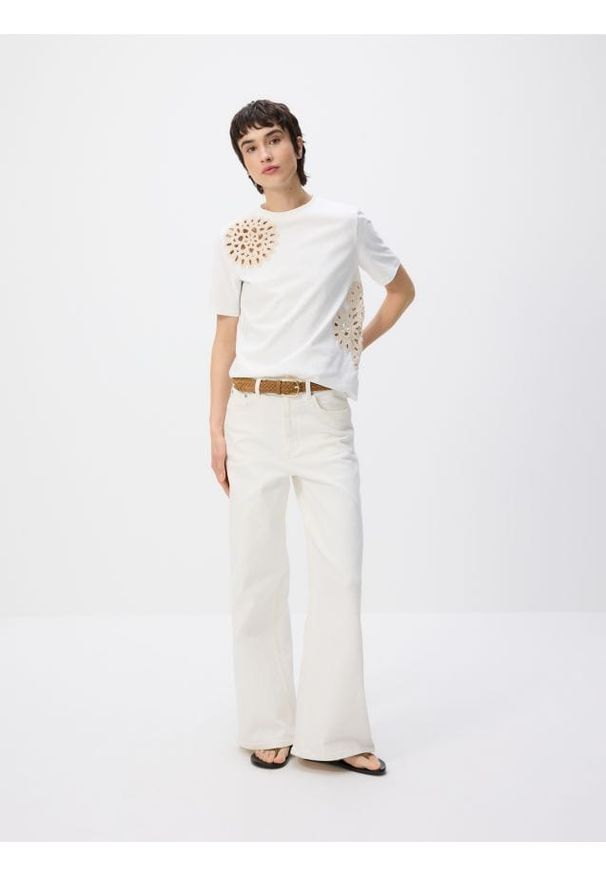 Reserved - T-shirt z crochetową aplikacją - złamana biel. Materiał: bawełna, dzianina. Wzór: aplikacja
