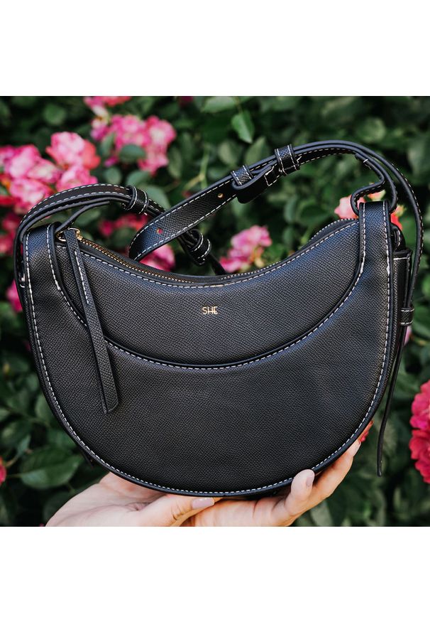 Listonoszka damska crossbody półksiężyc SHE S10 czarna. Kolor: czarny. Materiał: skórzane