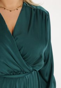 Born2be - Zielona Sukienka Maxi z Gumką w Pasie i Kopertowym Dekolcie Bertrama. Typ kołnierza: dekolt kopertowy. Kolor: zielony. Materiał: materiał. Typ sukienki: kopertowe. Długość: maxi #6