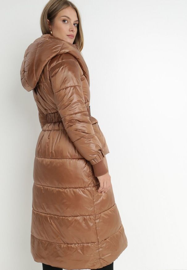 Born2be - Brązowa Kurtka Pikowana Długa Drerrigale. Kolor: brązowy. Materiał: materiał. Długość rękawa: długi rękaw. Długość: długie. Sezon: zima, jesień