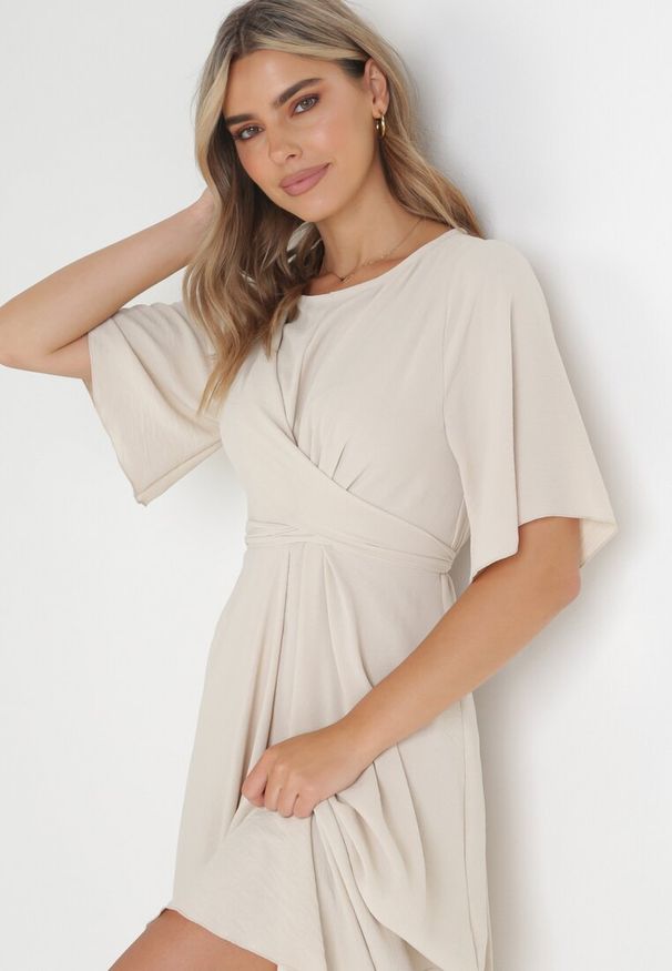 Born2be - Beżowa Sukienka Maxi z Ozdobnym Wiązaniem i Gumką w Talii Myrcella. Kolor: beżowy. Długość: maxi