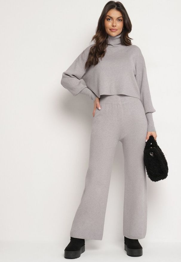 Born2be - Szary Komplet Dzianinowy z Wiskozą Bluza Golf ze Ściągaczami i Szerokie Spodnie Noridra. Kolor: szary. Materiał: wiskoza, dzianina