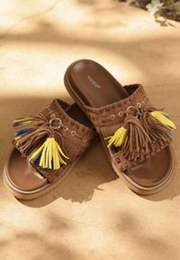 Born2be - Brązowe Płaskie Klapki Boho VICES z Imitacji Zamszu Zdobione Frędzlami Krili. Okazja: na co dzień, na spacer. Kolor: brązowy. Materiał: zamsz. Wzór: aplikacja. Sezon: lato. Obcas: na płaskiej podeszwie. Styl: boho #1