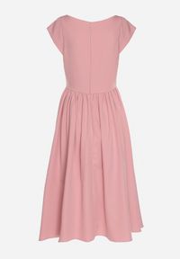 Born2be - Różowa Rozkloszowana Sukienka Vices z Dekoltem Typu Łódka Milasena. Okazja: na co dzień. Kolor: różowy. Materiał: jeans. Wzór: aplikacja. Typ sukienki: rozkloszowane. Styl: casual #4