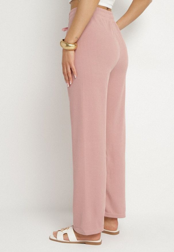 Born2be - Różowe Szerokie Spodnie z Wysokim Stanem Savirea. Okazja: na co dzień. Stan: podwyższony. Kolor: różowy. Wzór: aplikacja. Styl: casual