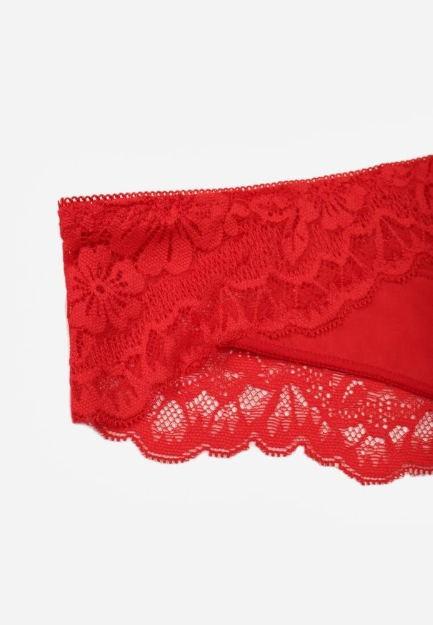 Born2be - Czerwone Majtki Typu Stringi z Koronką Nedareanes. Kolor: czerwony. Materiał: koronka. Wzór: koronka